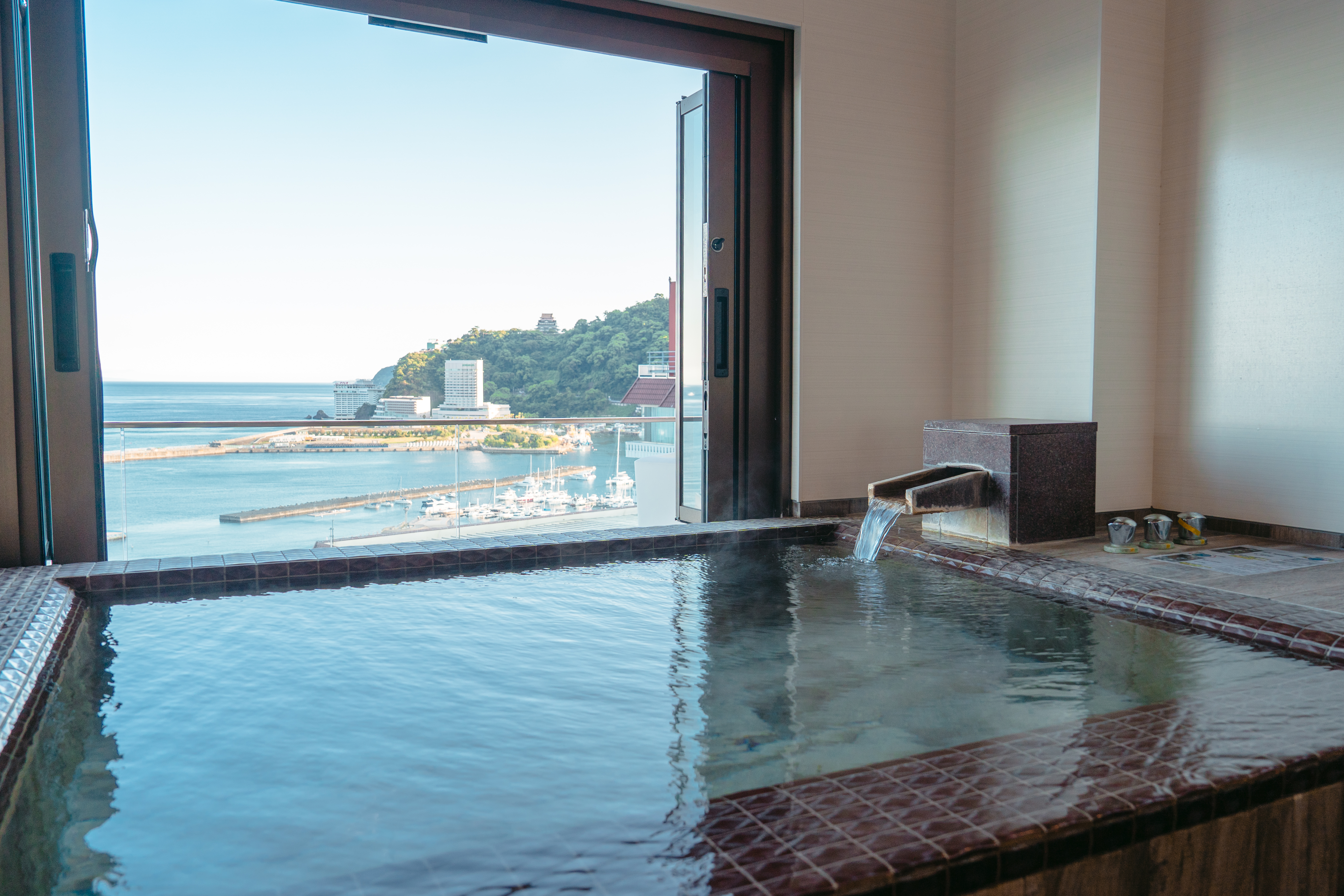 温泉付きや海の見える客室で、日常を忘れる癒しの時間