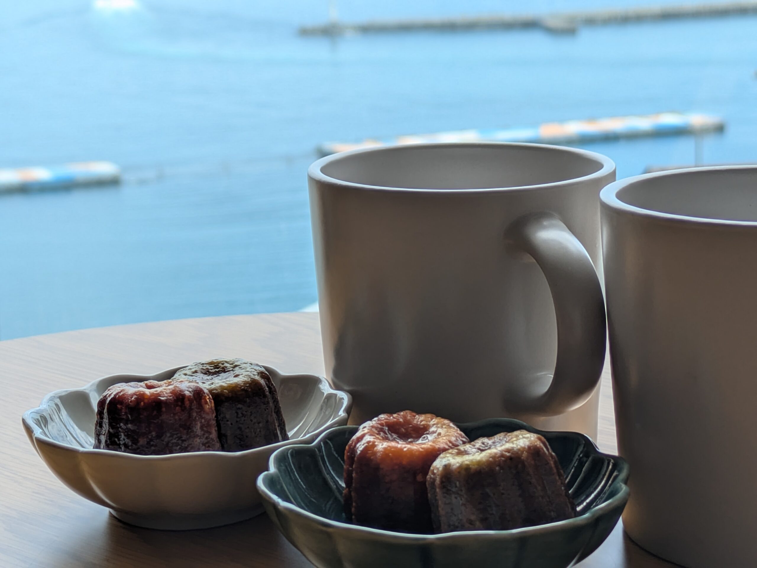 グランビュー熱海のウェルカムスイーツ。プレーンと抹茶のミニカヌレを半分に切った断面