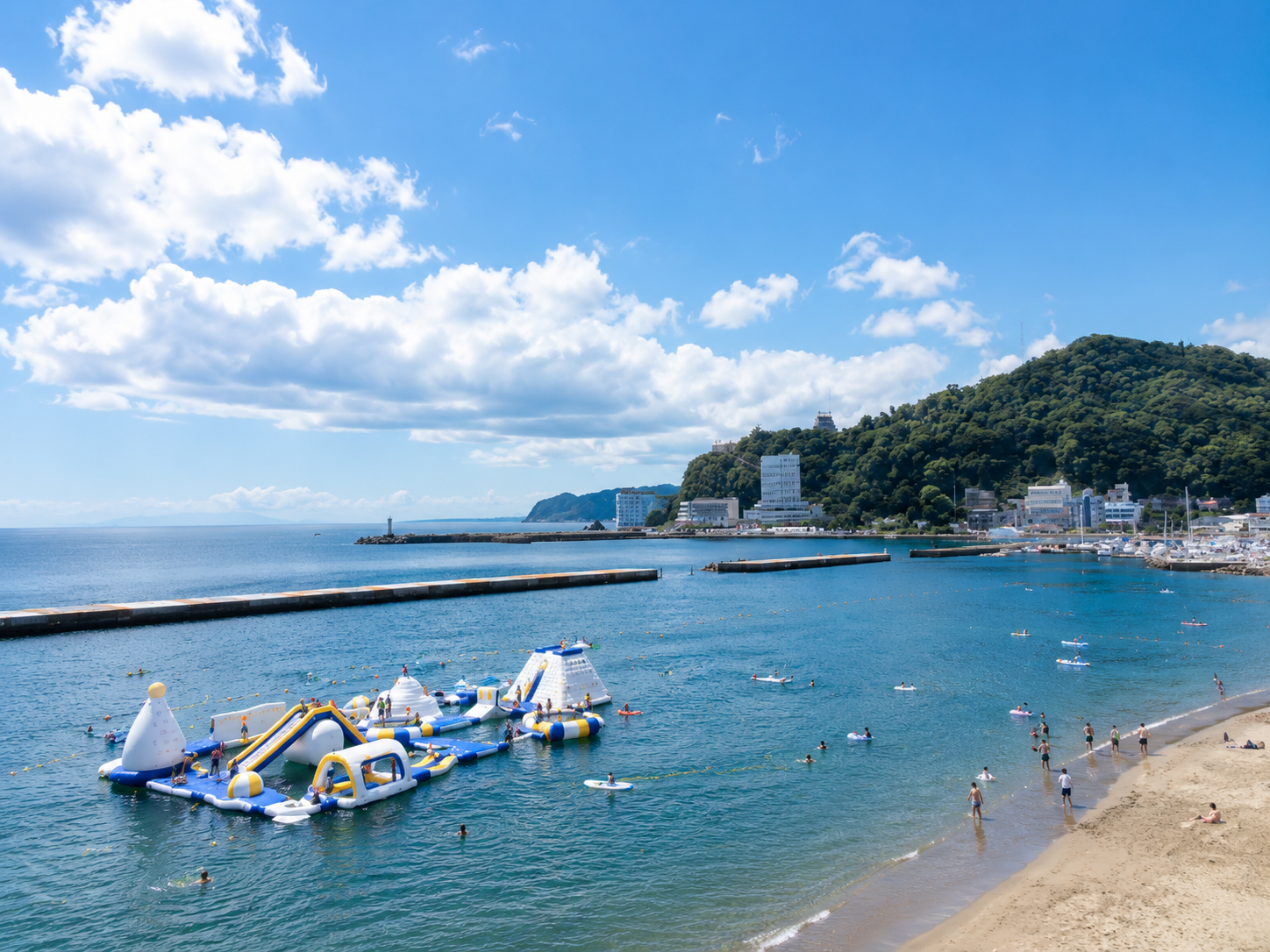熱海サンビーチの砂浜から望むウォーターパークと熱海の街並み