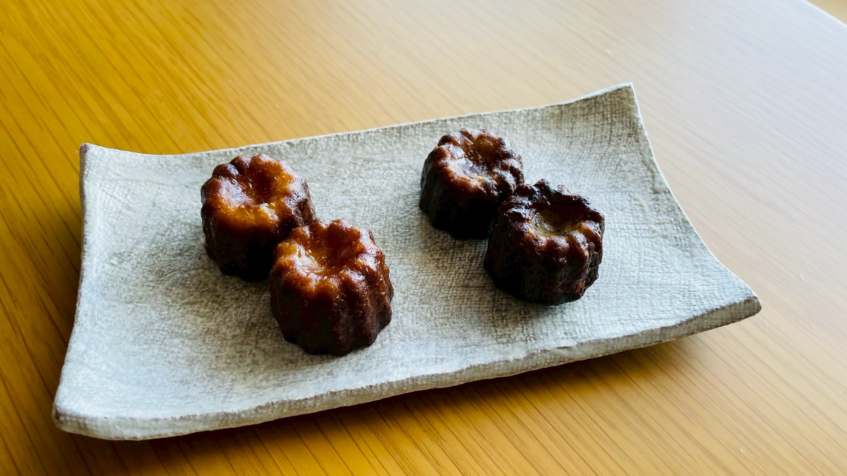 カヤ目紋白化粧角皿に並んだユアカフェの手作りミニカヌレ
