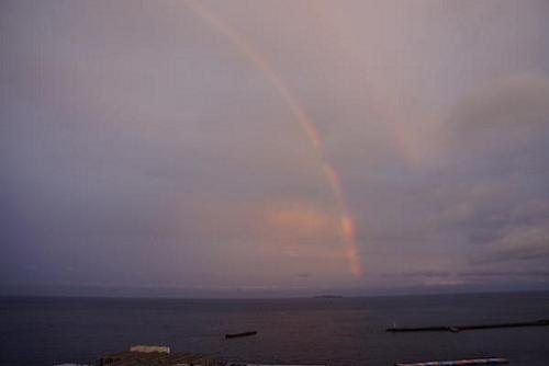 初島から架かる虹